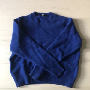 Stickad tröja från Uniqlo💙💙💙💙 - Jättecool stickad tröja från Uniqlo. Köpte för ett tag sen men kommer inte till andvändning längre. Som i nyskick😚