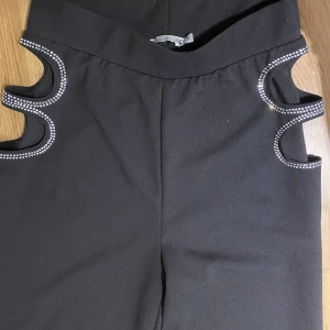 svarta kostymbyxor med glitter - svarta kostym byxor med glitter, från nelly, använt 1 gång, 400kr för nya mitt pris är 180