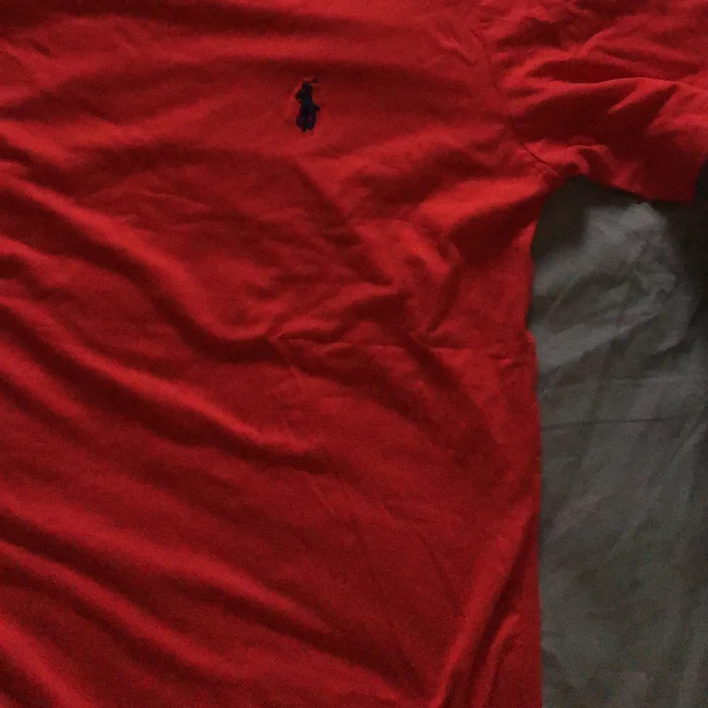 Röd Ralph lauren t shirt använd cirka 1 gång. T-shirts.