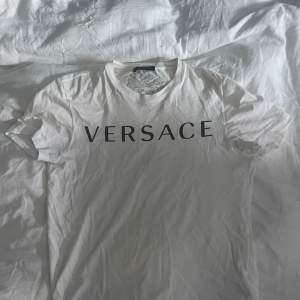 Versace t-shirt i storlek M. Oanvänt skick. Köpt i London.   Nås via dm för fler bilder eller prisdisskusion.