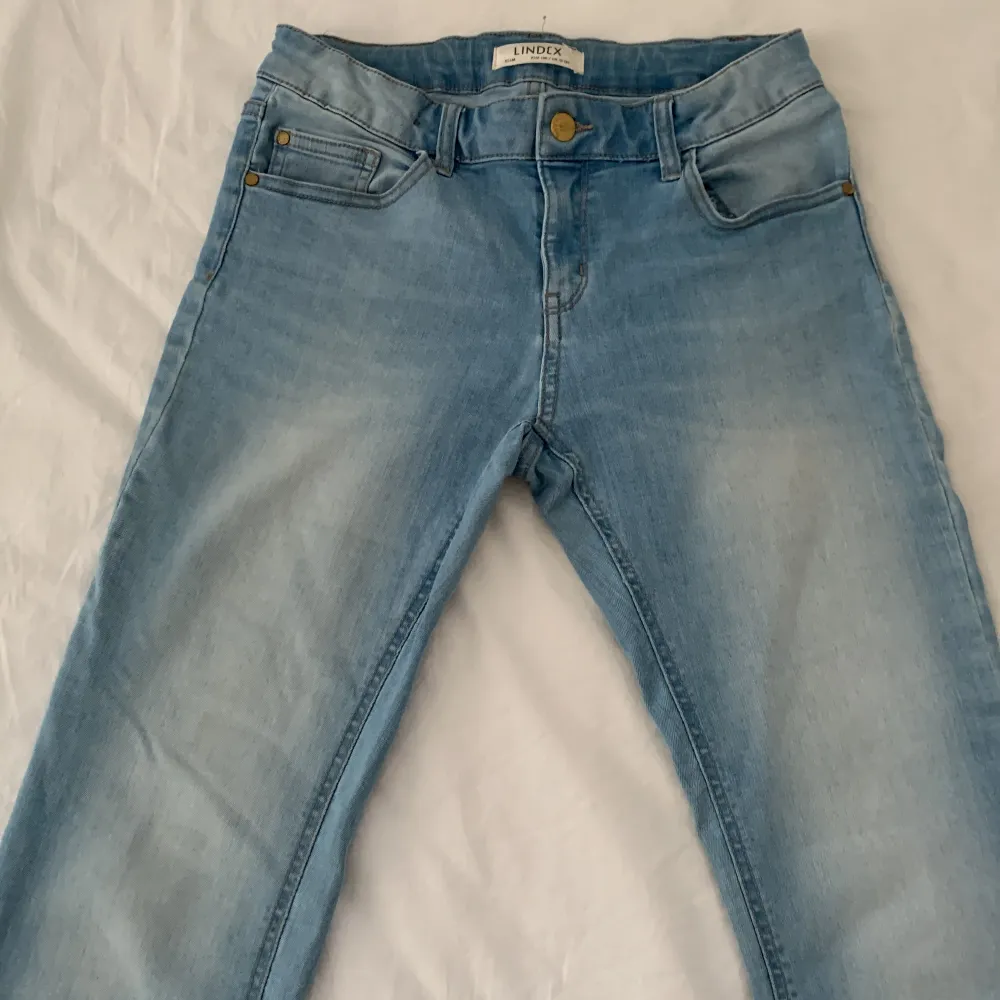 Ett par bootcut jeans som är lågmidjade! I barnstorlek 158, vilket jag skulle säga motsvarar XS och passar för de som är ca 158🫶. Jeans & Byxor.