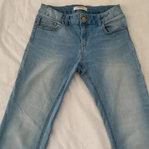 Ett par bootcut jeans som är lågmidjade! I barnstorlek 158, vilket jag skulle säga motsvarar XS och passar för de som är ca 158🫶