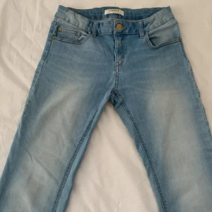 Lågmidjade bootcut jeans - Ett par bootcut jeans som är lågmidjade! I barnstorlek 158, vilket jag skulle säga motsvarar XS och passar för de som är ca 158🫶