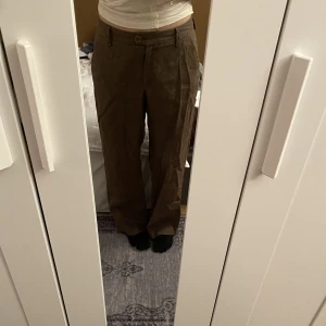 Byxor - Bruna kostymbyxor, insydda. Skrynkliga på bilden, men de går att stryka så blir det ju bättre. 