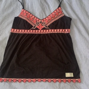 Odd Molly Linne Svart/Rosa  - Märke: Odd Molly Typ: Linne Storlek: M Storlek uppskattad: Ja Färg: Svart, Rosa Material: Bomull Kroppstyp: Kvinna