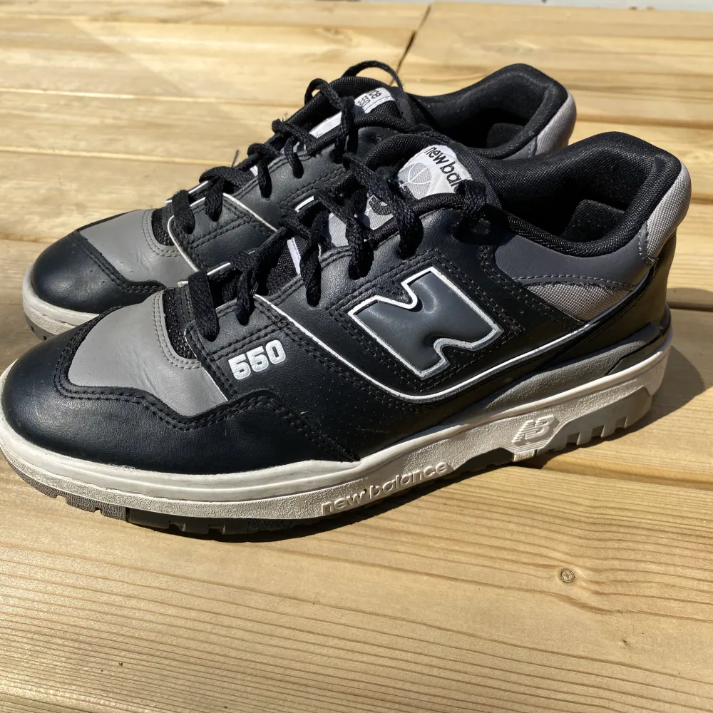 Svarta New balance 550 Storlek: Eu 40, UK 6,5 Skick: 9/10 då dem knappt är använda och dem inte har några skador. Riktigt fina skor som tyvär blev lite små i storleken. . Skor.
