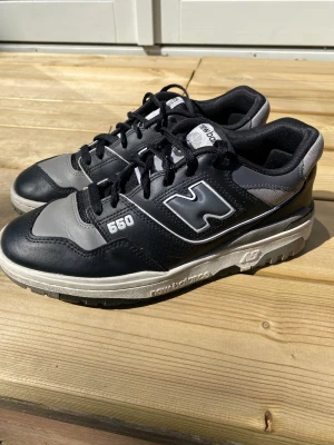 New balance 550 - Svarta New balance 550 Storlek: Eu 40, UK 6,5 Skick: 9/10 då dem knappt är använda och dem inte har några skador. Riktigt fina skor som tyvär blev lite små i storleken. 