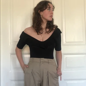 Topp med volang  - Topp med volang. Knäpps mellan benen som en body. Fint och hel och ren!! 