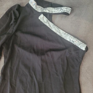 Festklänning  - Helt nytt festklänning. Båda 400kr.