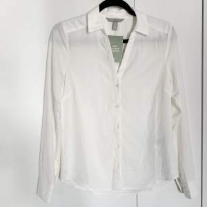 Cremevit skjorta från H&M aldrig använd då den är för liten därav prislapp kvar. Lite blank/glatt i materialet. Otroligt fin! Nypris 149kr. Nyskick!