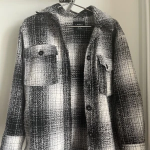 Vårjacka, XS - Har bara använt denna jacka någon enstaka gång förra året. Har gått ner i vikt så kan inte använda den längre, ser ut som ett tält på mig.  600 ordinarie pris, säljer för 200 då den knappast är använd.