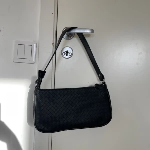 Väska  - Väska från Kappahl💕 Aldrig använd, säljer då den inte kommer till användning. Nypris ca 200kr säljer för 80kr exl. frakt 🌸 Följer även med ett långt band ifall man vill ha den som axelremsväska.
