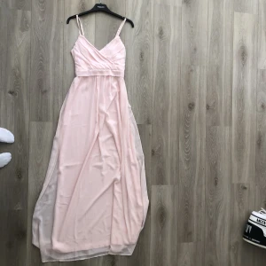 Balklänning  - Säljer denna fina balklänning i strl 40 endast använd 1 gång, nyskick🎀 med en justerbar rosett bak i midjan FINS KVAR💕