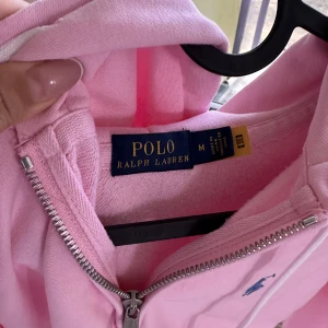 Polo Ralph Lauren hoddie storlek M  - Skick är jätte bra den behöver bara järn  Pris vad jag köpte för var 1800kr 