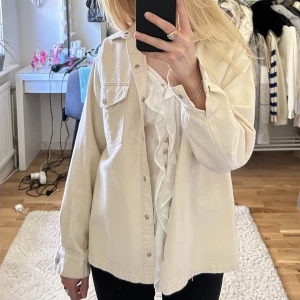 Beige jeansjacka  - Ljus Beige jeansjacka ifrån Nakd i storlek 34. 