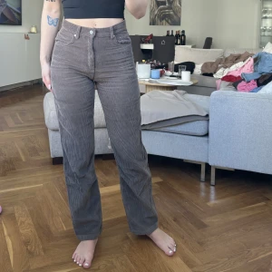 Manchester byxor - Använd 2 gånger och inga defekter. Strl 34. Säljes pga att de inte kommer till användning. Brun/grön färg (Falcon)  Inköpspris: 399 kr Säljes för: 150 kr + frakt