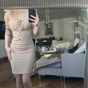 Klänning  - Använd 5 gånger och inga defekter. Storlek xs, men passar även en S. Säljes pga att den inte kommer till användning. Inköpspris: 229 kr Säljer för: 100 + frakt 