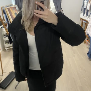 Höst/vår jacka från bikbok  - Lite tjockare jacka från bikbok, sjukt skönt material😍M men sitter som S/M
