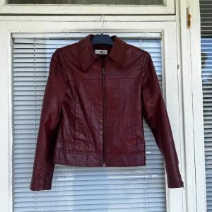Vintage läderjacka skinnjacka leatherjacket bikerjacka motorcykeljacka läder leather vintage vintagejacka - Vintage läderjacka (äkta läder) strl: S. 