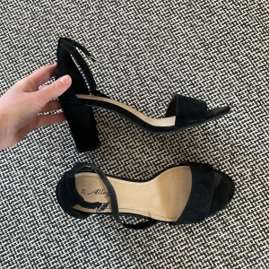 Klackar  - Svarta klackar som är använda en gång, så dom är i väldigt fint skick. Tar bara swish eller danska kontanter om man vill mötas upp i Köpenhamn. Kan även skicka till Sverige. 