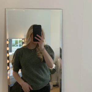 Stickad t-shirt - Superfin stickad tröja från Vero Moda som inte kommer till användning längre. Inte använd så många gånger och därav inga defekter på den💗