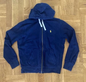 Ralph Lauren zip hoodie  - Riktigt snygg raffe hoodie I S Inga fläckar eller hål i väldigt bra skick  Säljer pga att den är för liten o vill bara bli av med den nu. Nypris: ca 1400 skriv ifall du undrar något.