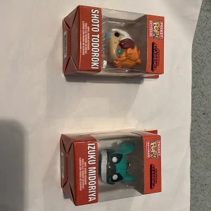 Funko Pops - Säljer två stycken MHA funko pops, nyckelringar, i original förpackning och oanvända ❤️ nypris: 130kr. Pris går att diskuteras 🥰