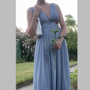 Balklänning  - Säljer min fina balklänning med slits från jjshouse. Nypris är 1200kr och den är bara använd en gång. Färgen heter Dusty blue och den har även insydda inlägg💘💘