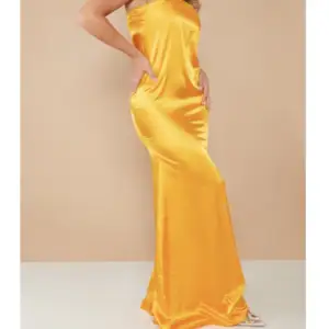 Säljer denna super vackra gulorangea långklänningen då den tyvärr var förliten för mig i bysten. Skulle haft på en finsittning så funkar till formala event t.ex. studentbalen! Aldrig använd bara provad. Tveka inte att fråga om fler bilder eller något!💗☀️