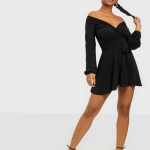 Playsuit nelly - Jättefin playsuit (shortsklänning) som är oanvänd med tag i storlek xxs. Köpare står för frakt, kan mötas i Stockholm. Pris kan diskuteras.  Bara seriösa!!  :)