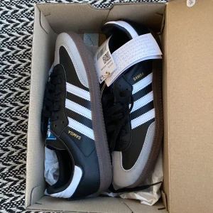 Samba vegan svarta 38 - Säljer oanvända samba vegan svarta i storlek 38. 