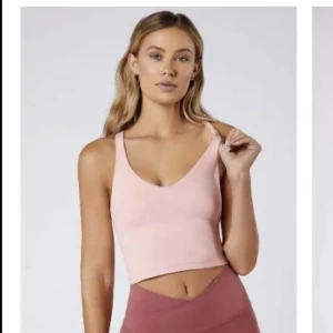 LULULEMON DUPE - Shein’s ”dyrare” workout märke. SUPER BRA kvalite och design. Denna tröja är MER EN LJUS ROSA ton i verkligheten än på bilderna. Passformen är tajt och lite åt det korta hållet. Använd 1 gång sedan blev den för liten på mig!