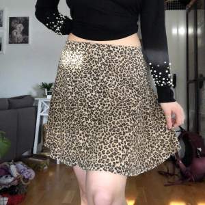 Leopardmönstrad kjol. Använd, i fint skick! Passar S/M