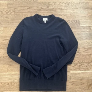 Slim fit tröja - Slim fit tröja från HM som är väldigt najs men som blivit för liten för mig. Väldigt bra skick. Passar dig mellan 170-180
