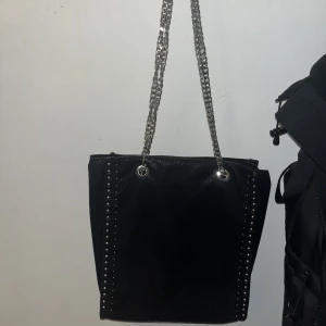 Svart väska - Silver kedje 