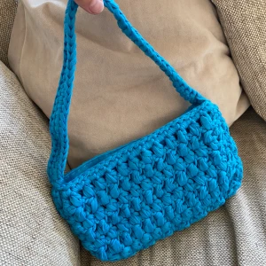 Blå väska  - Oanvänd väska från asos Kan mötas upp i Sthlm, kan även frakta men då står köparen för frakt!  