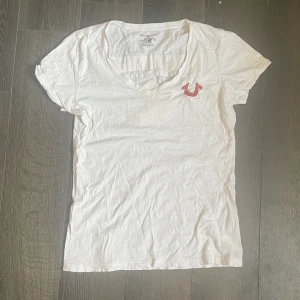 True religion tröja - Feeet truey tröja som definitivt kommer gynna dig till den kommande sommaren! Skriv för mer bilder.