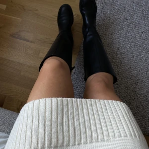 Vit stickad klänning - Nästan helt oanvänd stickad klänning i mycket fint skick! Storlek S