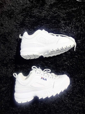 Fila disruptor || chunky sneakers  - Chunky Fila sneakers. Knappt använda, bytte stil. Haft de liggandes i en låda ett tag. Bekväma att gå i och passar till det mesta. 