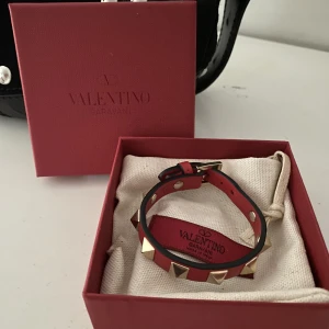 Valentino armband - Säljer mitt äkta valentino armband som jag fick i julklapp för ett år sen! Säljer pga att jag inte får någon användning av det. Endast använd fåtal gånger så är i nyskick💕
