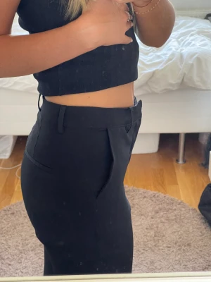 Kostymbyxor  - Svarta kostymbyxor, storlek 38, bikbok. Jag är 1,74, sitter bra på mig i längden. Säljer för 250kr