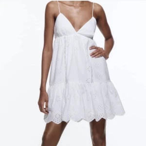 Zara klänning - Superfin klänning från zara som köptes förra året, aldrig använd. Helt i nyskick!! Hör av dig om du har någon fråga eller vill ha fler bilder!