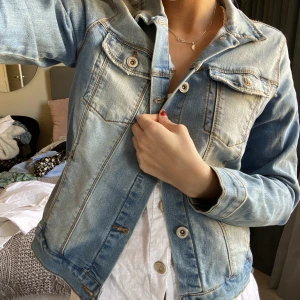 Jeansjacka - Supersnygg jeansjacka från zara, köpt för några år sedan och har aldrig kommit till användning💞