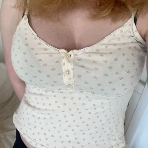 Crop top  - Linne som är bra nu när de börjar bli varmt ute💕har inte använt den nån gång, bra material köpte den för 220kr säljer den för 120. Står inte för postens slarv❤️