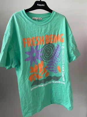 Sommar t-shirt - Färgglad oversized t-shirt med tryck. Nästan aldrig använd så den är i fint skick.