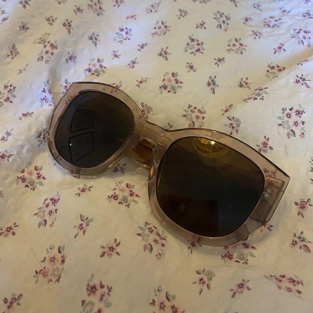 Helt nya oanvända solglasögon från Carin Wester!Ord pris 499kr. Accessoarer.