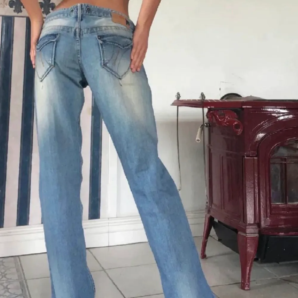 Säljer dessa sjukt snygga och trendiga lågmidjade fornarnia jeansen! Perfekt lågmidjade och långa!! Älskar verkligen dom här men tyvärr är som försmå😓 Tidigare köpt hör på Plick! Midjemått: 88cm, innerbenslängd: 82cm!! . Farkut & Housut.