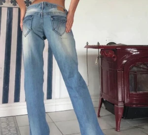Fornarnia jeans - Säljer dessa sjukt snygga och trendiga lågmidjade fornarnia jeansen! Perfekt lågmidjade och långa!! Älskar verkligen dom här men tyvärr är som försmå😓 Tidigare köpt hör på Plick! Midjemått: 88cm, innerbenslängd: 82cm!! 