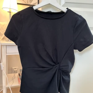 Svart tshirt - Säljer denna svarta tshirten pga den kommer inte till användning. Säljer för 60kr + frakt
