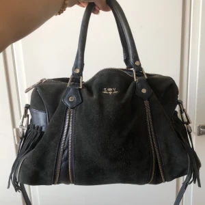 Zadig sunnybag - Zadig och voltaire handväska i den större storleken. Rymmer MYCKET, perfekt skol/jobb väska. I begagnad och använt skick utseendemässigt men fullt fungerande.